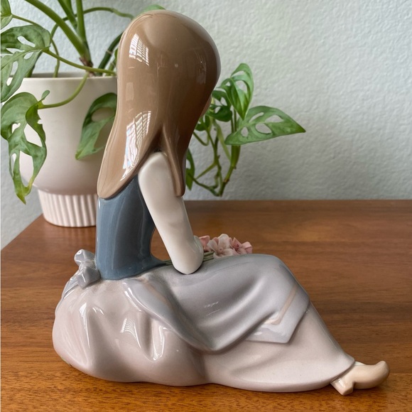 LLADRO "Nostalgia" Young Girl With Flowers Figurine Jovencita Pensativa #5071 - Picture 3 of 11